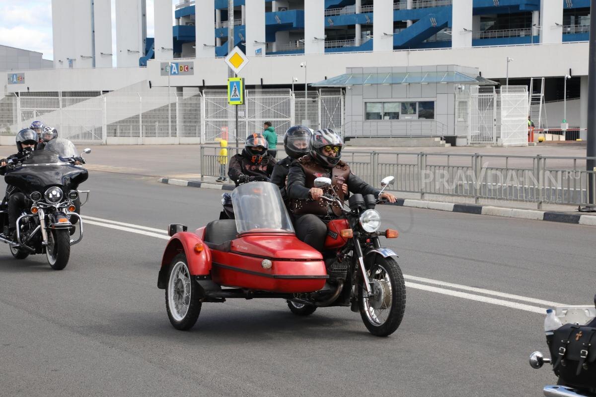    В первые весенние дни на дорогах уже проявились мотоциклисты и юные питбайкеры