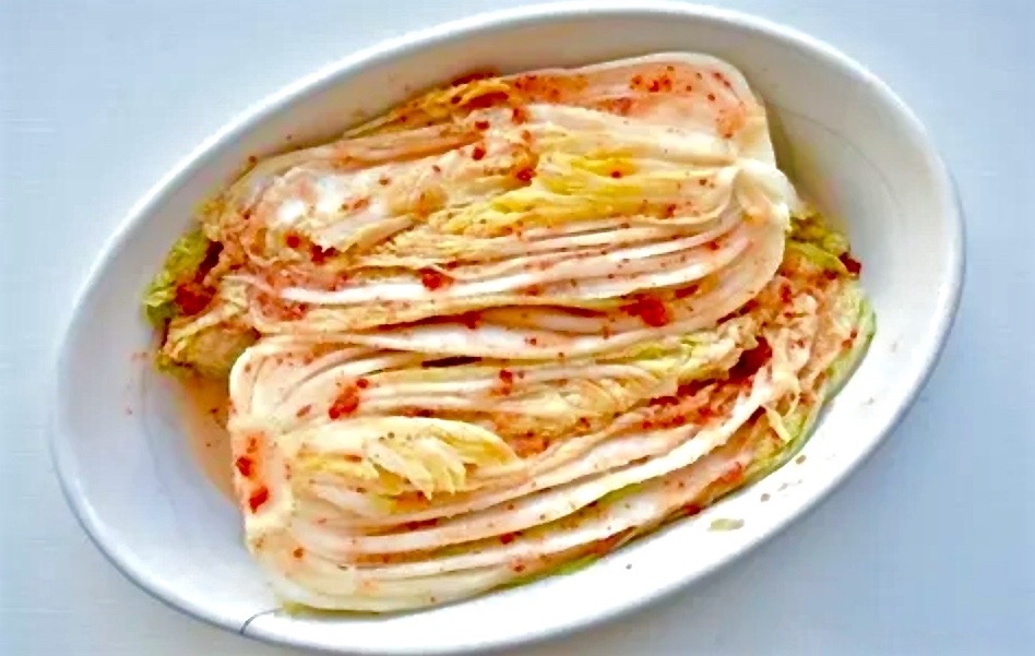 Закуска из пекинской капусты в пряной чесночной заправке.