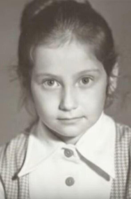    Детские годы будущей иконы стиля.