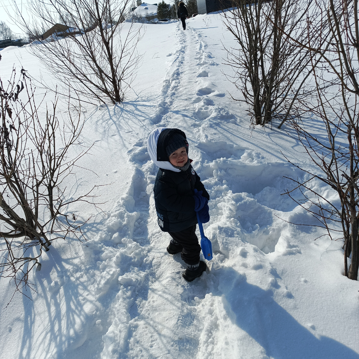 Пошли на остановку, обратно на такси уехали.