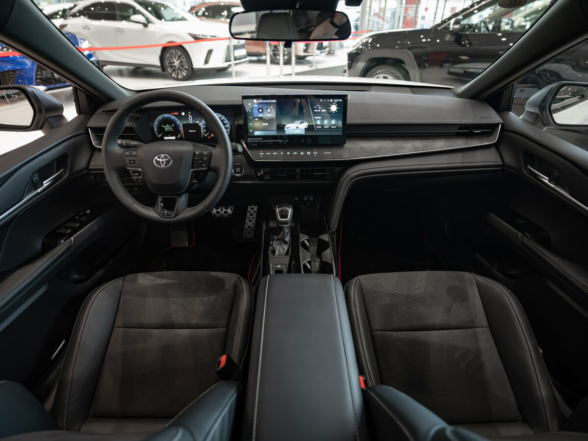 Toyota Camry на дороге