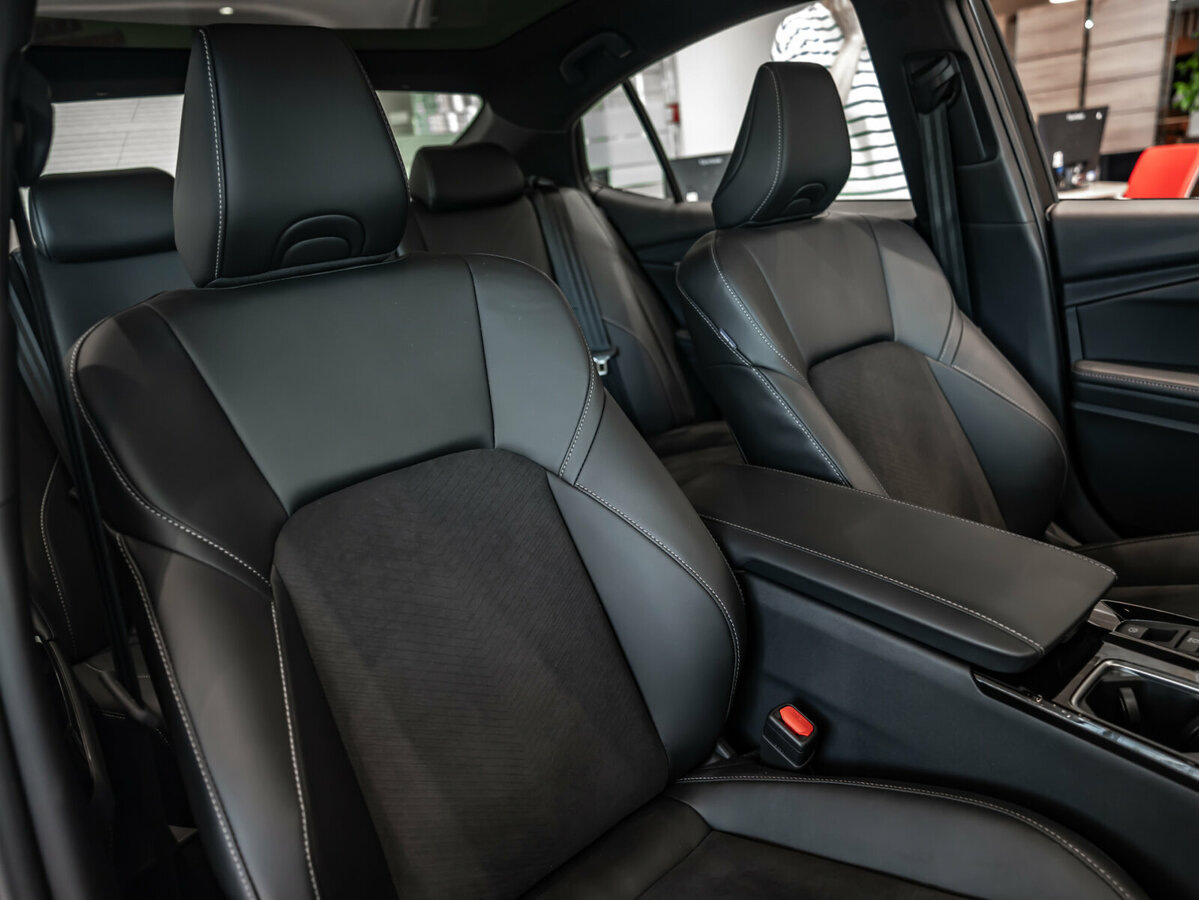 Салон Toyota Camry с мультимедиа