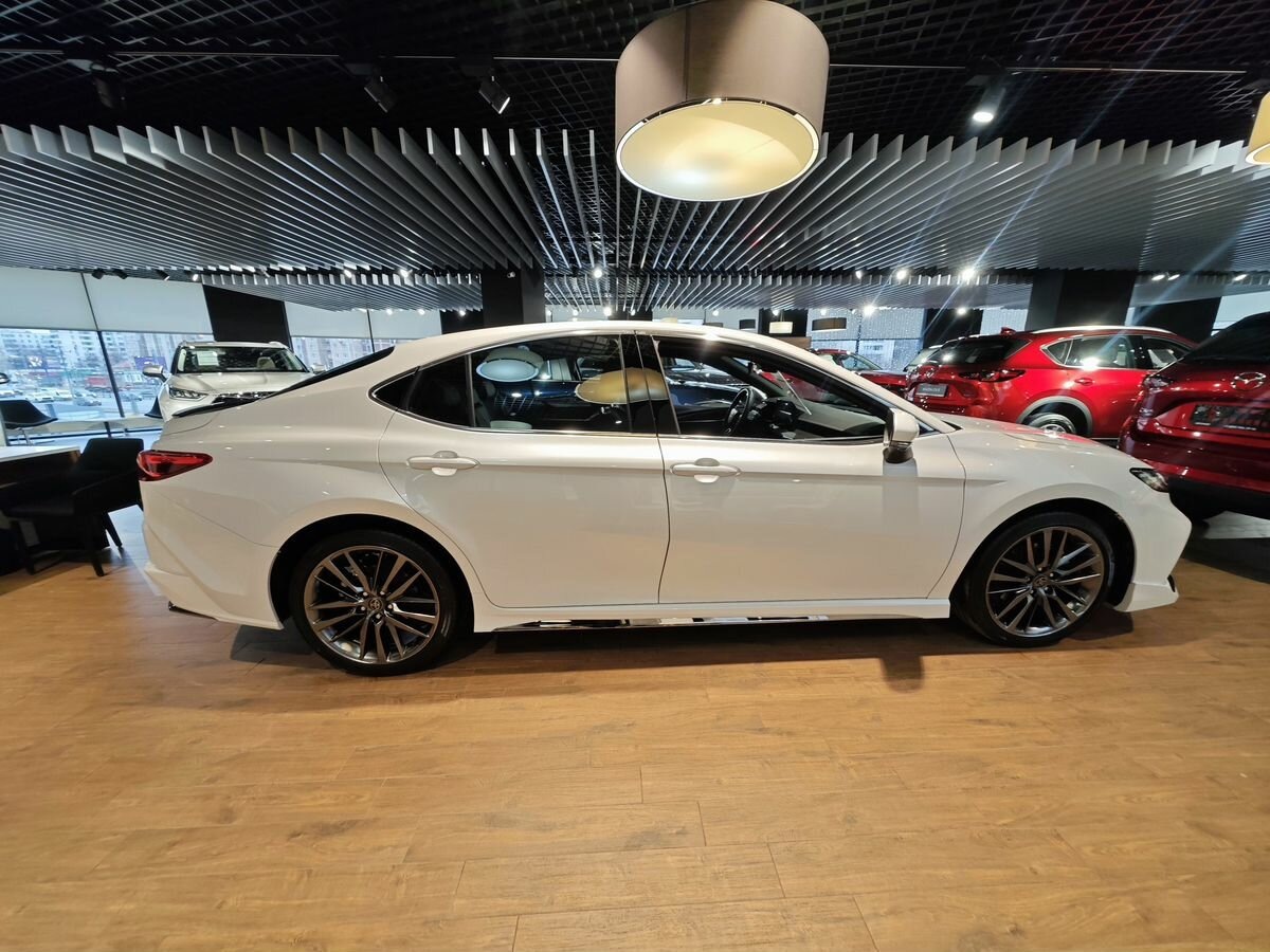 За сколько дилеры продают новую Toyota Camry в 2026 году и есть ли смысл её брать? Источник иллюстрации - auto.ru