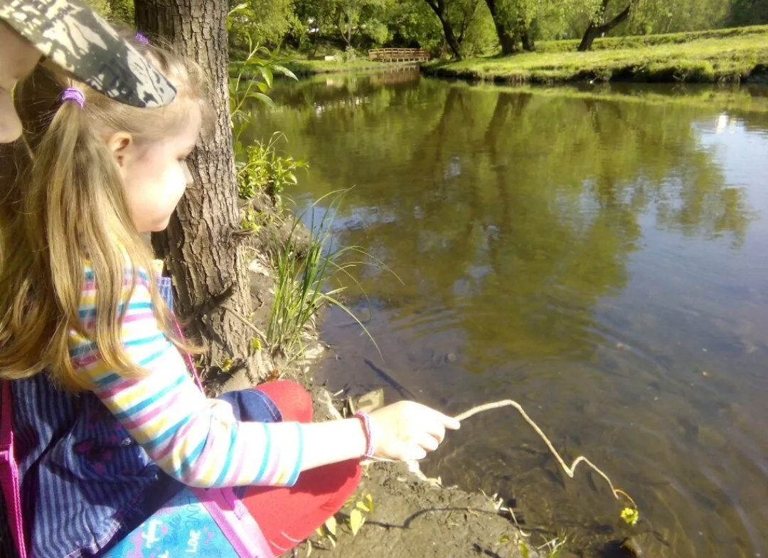 Настя ловит рыбку на одуванчик