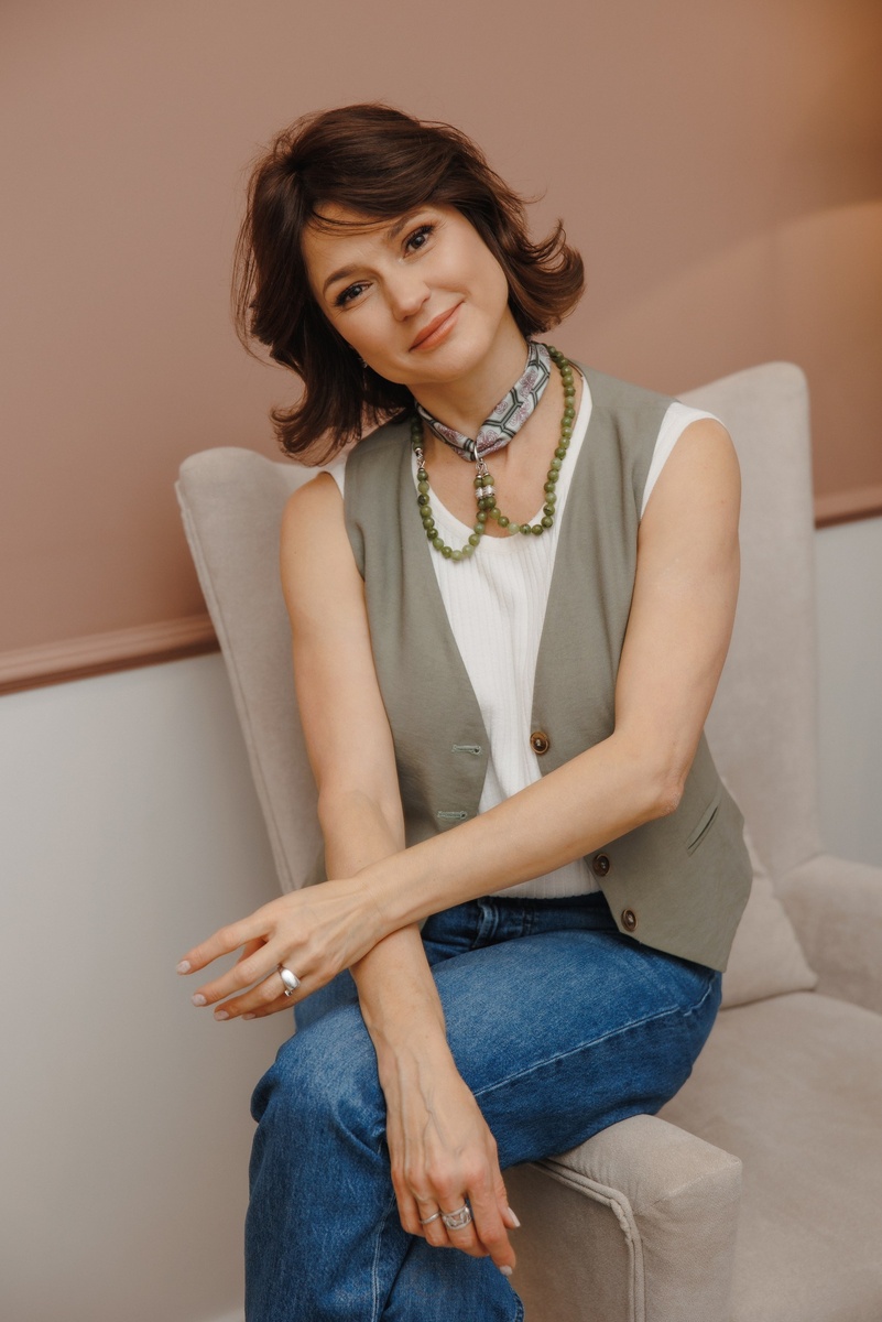 Бренд TRIORA, коллекция Китай: колье из натурального нефрита, дизайнерская брошь и шелковый шарфик Твилли