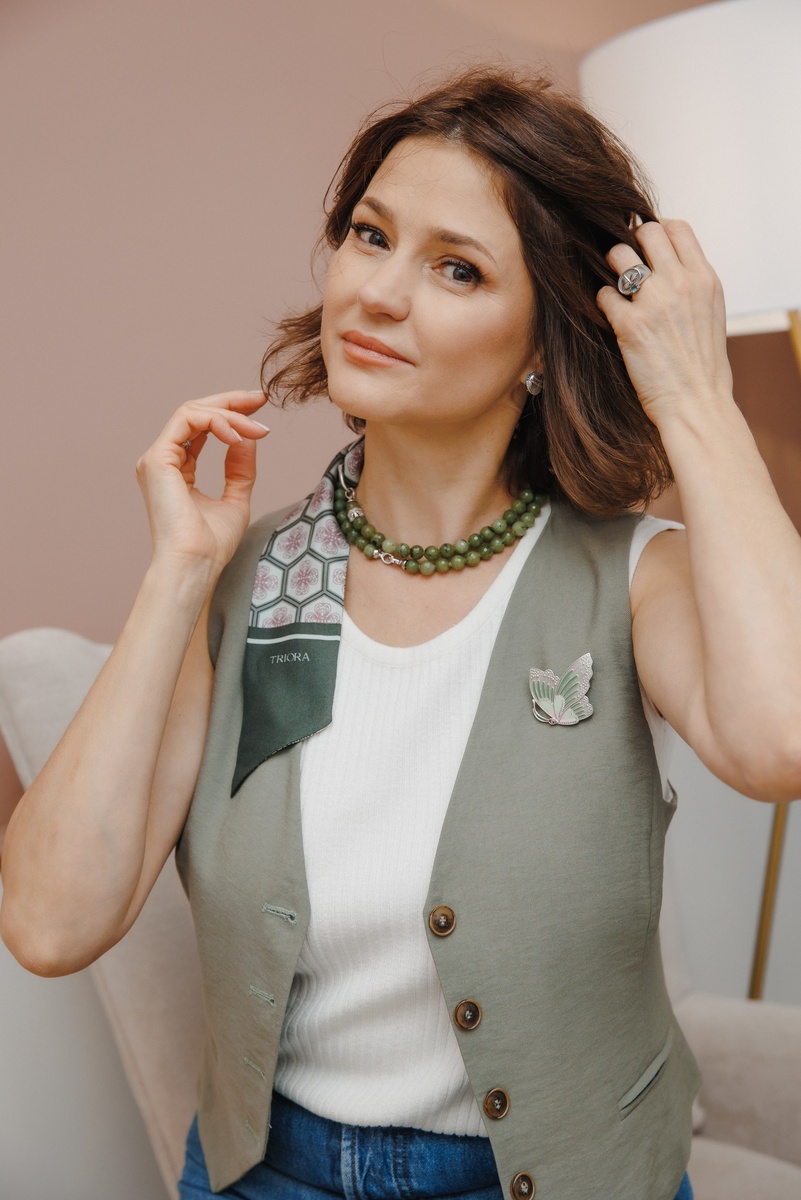 Бренд TRIORA, коллекция Китай: колье из натурального нефрита, дизайнерская брошь и шелковый шарфик Твилли