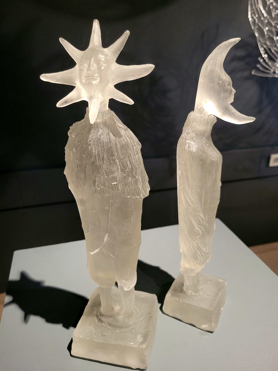 Эта серия работ называется "Затмение". Изображены Луна и Солнце