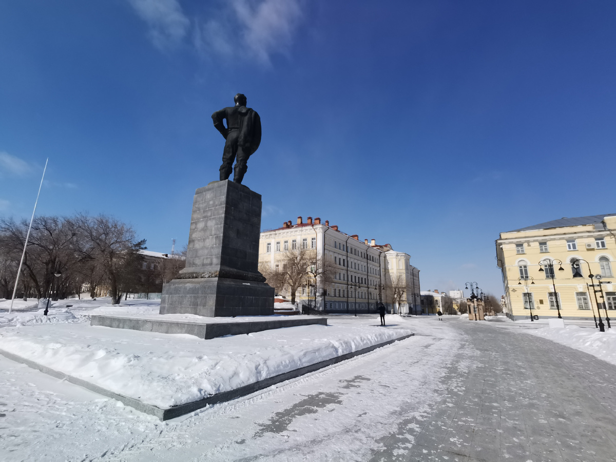 Раньше город назывался Чкалов. Но Чкалов тут не было