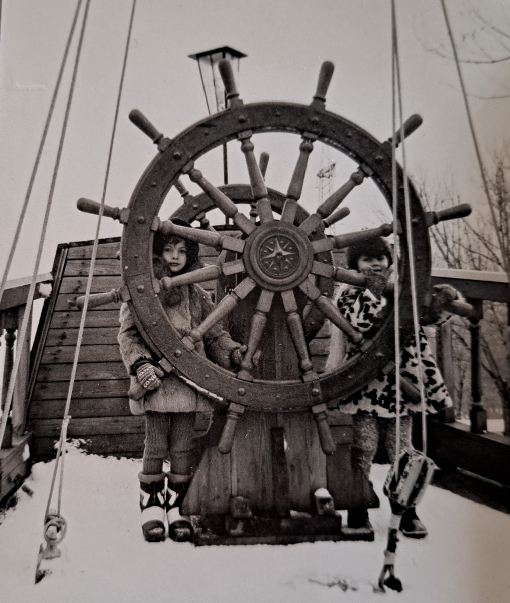 Я с подругой у штурвала. Год неизвестен.
