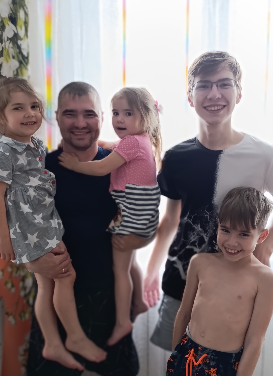 Элинка, Ясюша, Кирилл, Денис и папа 🤗