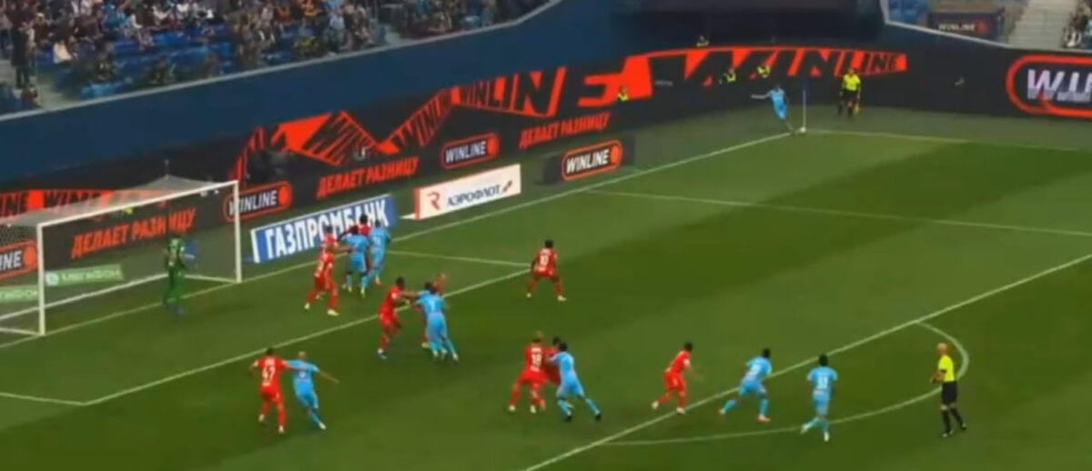 "Зенит" подает угловой в концовке первого тайма. Кадр из трансляции Матч ТВ