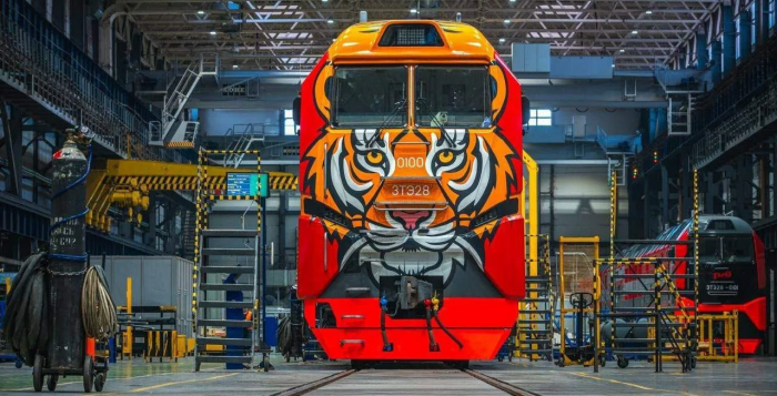 Тигриный тепловоз выезжает из железнодорожного депо / фото: пресс-служба министерства транспорта Амурской области