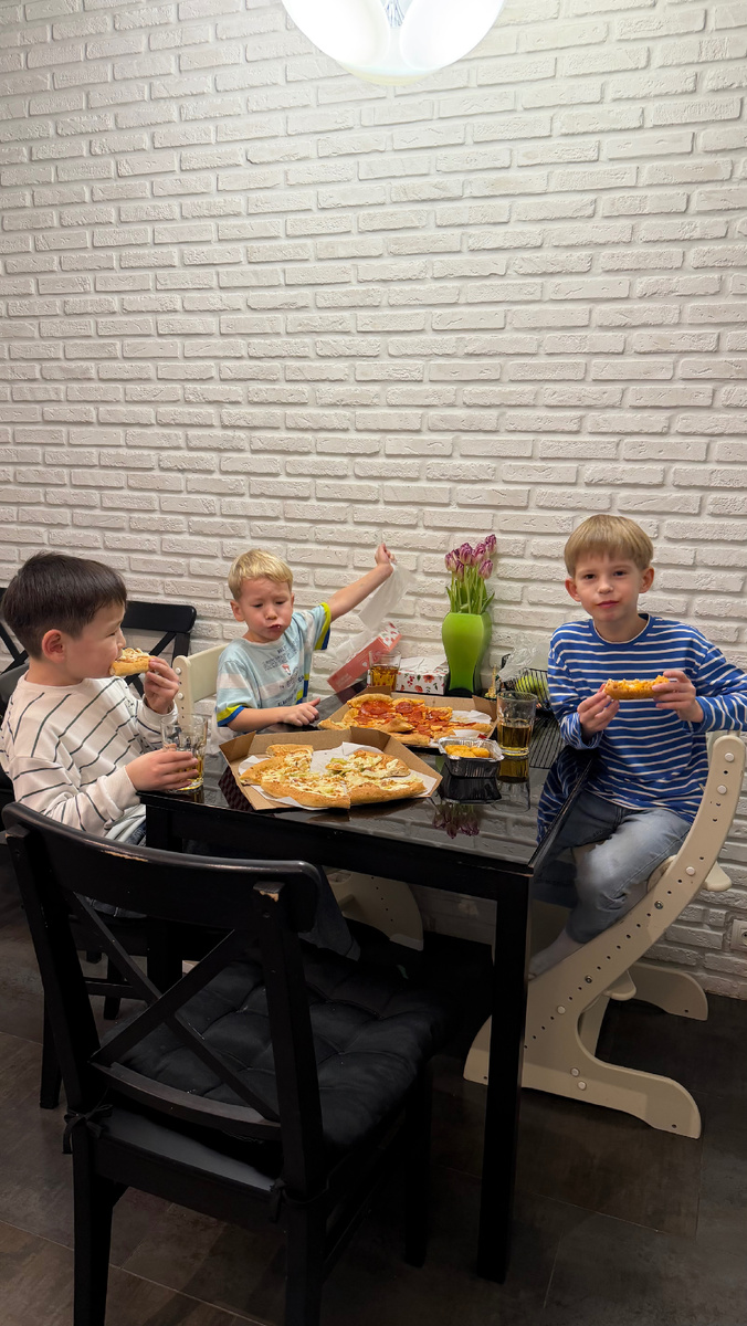 В последний день перед каникулами у нашего класса был поход в театр, а после спектакля к нам на ночевку поехал лучший друг Егора (какое было счастье у всех)