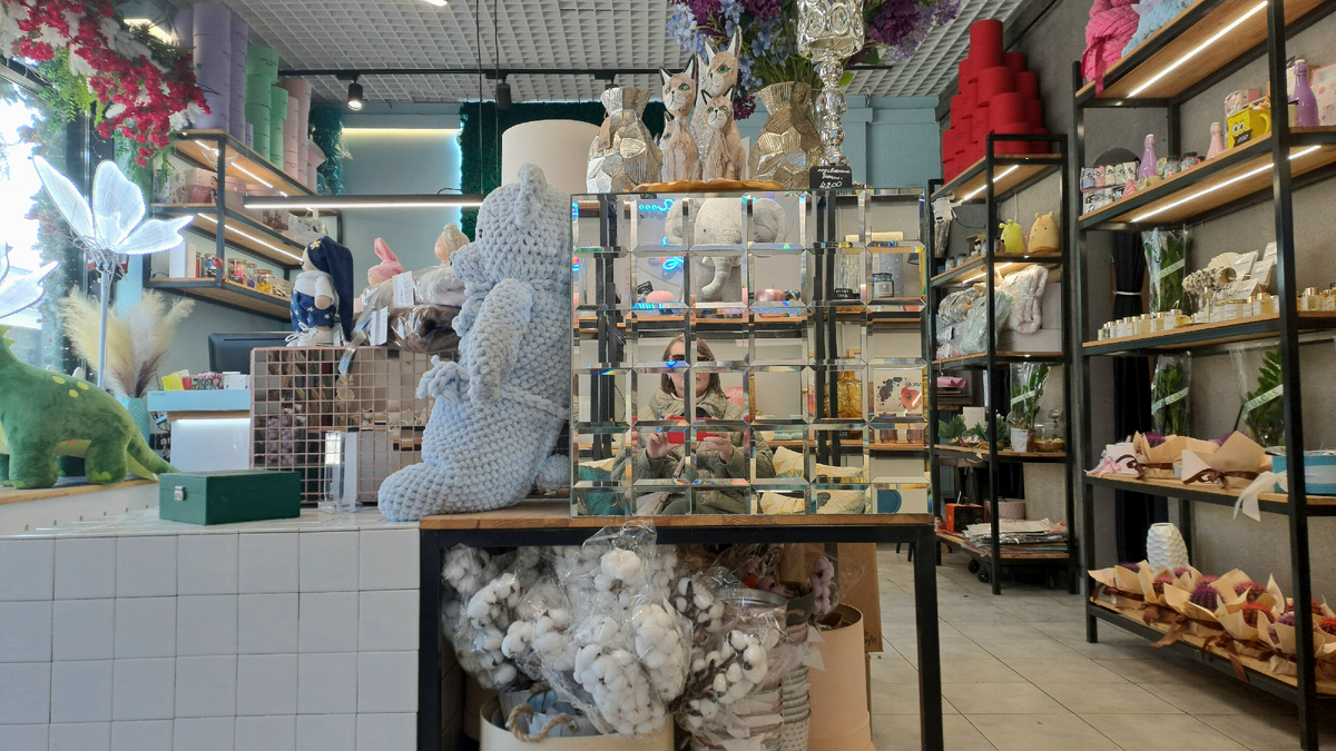 Я в магазине на Варшавской. Я в кубе. Видно меня в зеркальном отражении?