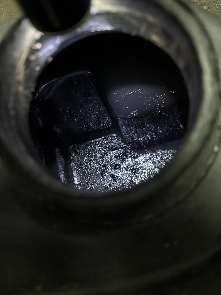 Вот такая "смазка" оказалась на всех поверхностях бензобака