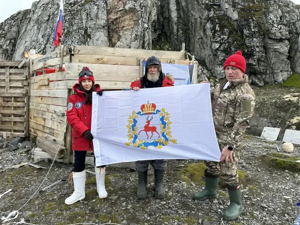    Знамя развеялось на острове Смоленск, где работала полярная станция российского путешественника Федора Конюхова