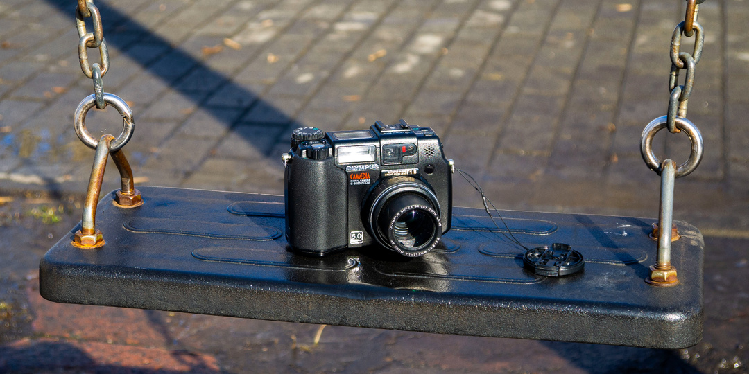 В объективе Olympus C-5050 Zoom: Алое Поле