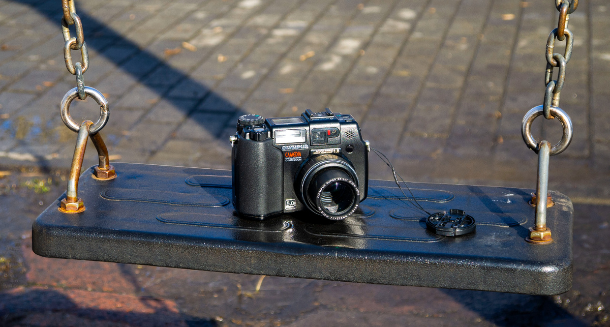 Olympus Camedia C-5050 Zoom на Алом Поле города Челябинска. Фото выполнено на Panasonic G2 + Lumix G Vario 14-42 mm.