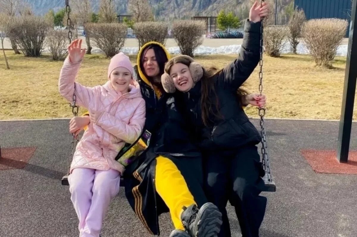    Наставник Анна Шопот долго дружила с девочками, а потом решила взять над ними опеку.