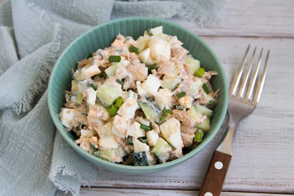 Салат с консервированным тунцом и зеленым луком