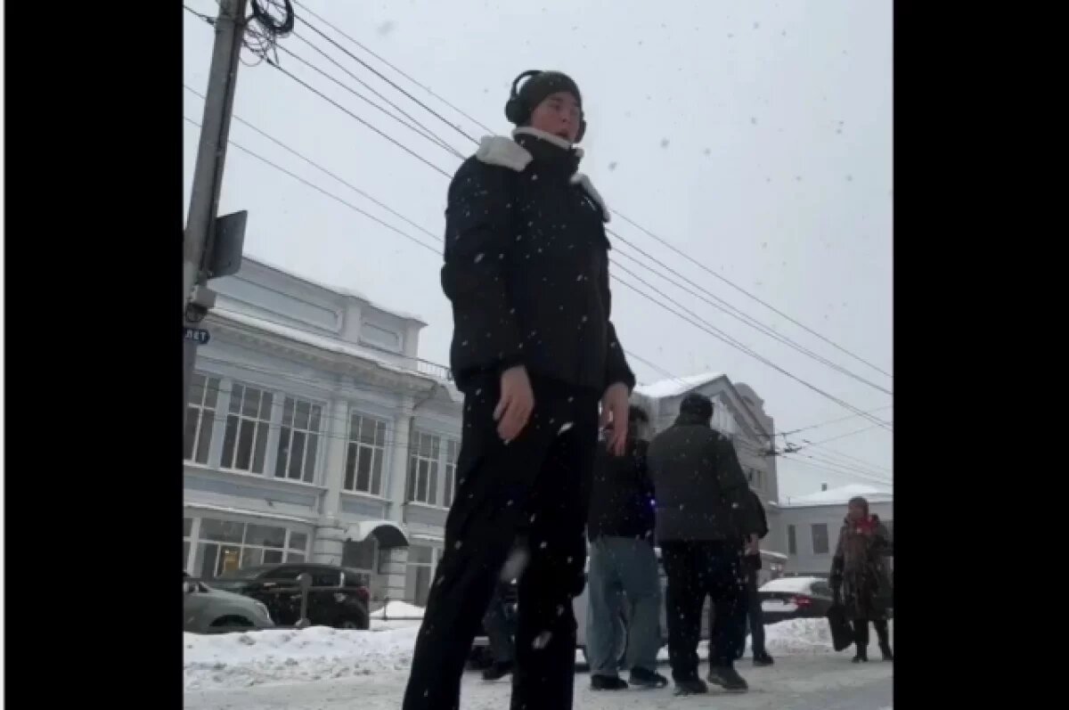    Житель Чебоксар устроил на улице танцевальный перформанс в стиле нулевых