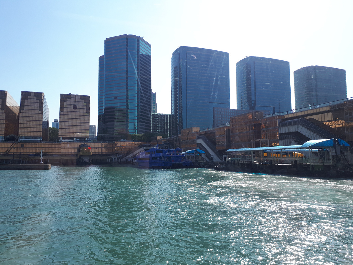 Торговые центры вплотную примыкают к зданию терминала