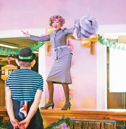 В галерее – кадры из постсоветской комедии Рязанова «Карнавальная ночь – 2»