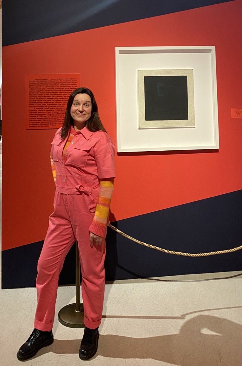 Яркая иллюстрация, как насмотренность помогает раскрасить жизнь - розовый комбинезон в унисон выставке авангардистов (из личного архива Анны Выборновой)