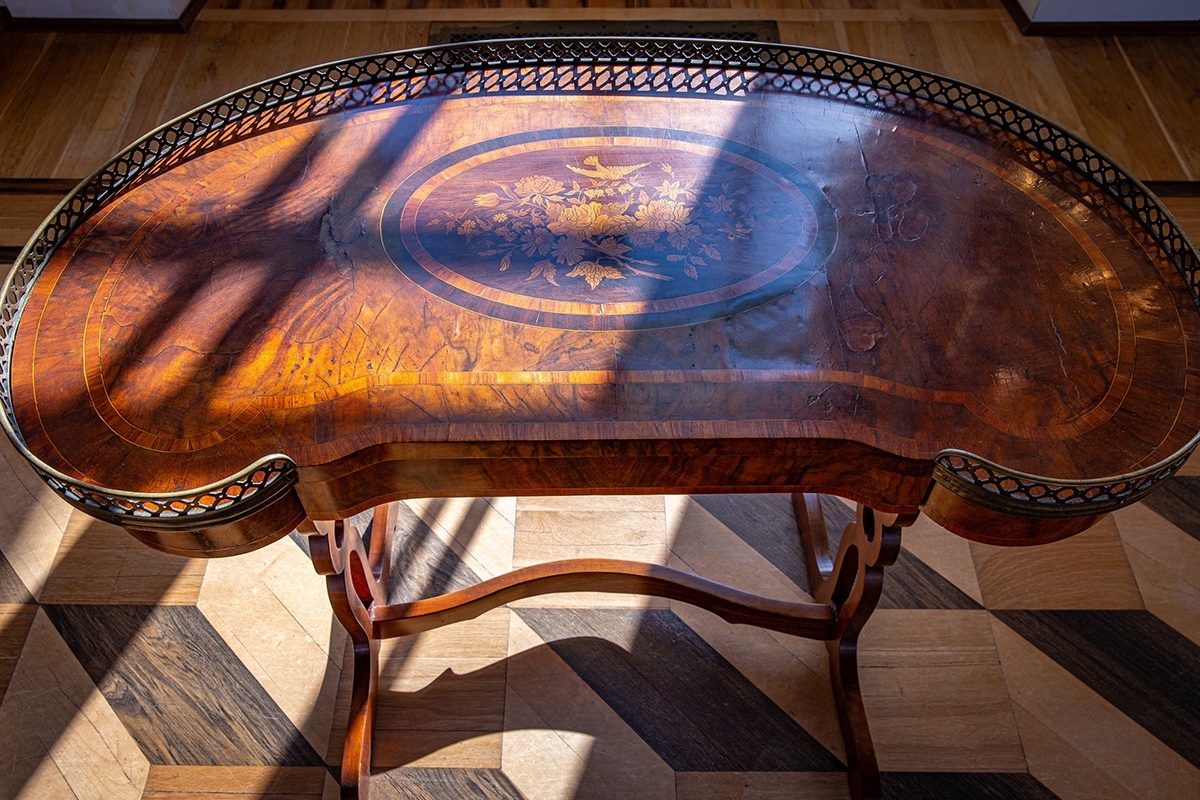    Столик-бобик. / Музей-заповедник "Царское Село"