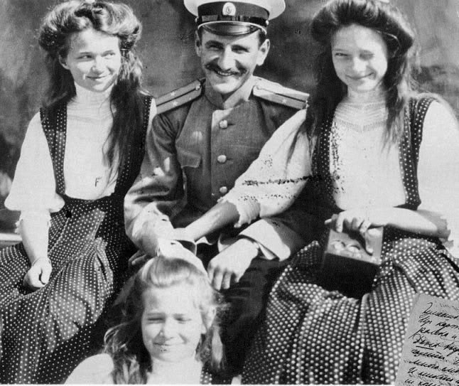 Ольга Николаевна, Татьяна Николаевна, Мария Николаевна и мичман Павел Воронов, 1910 г.