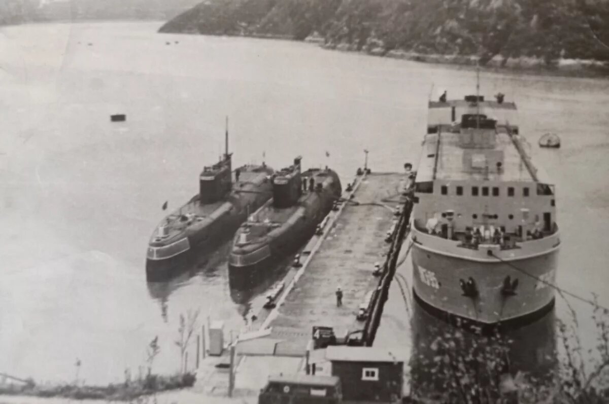    Лодка К-77 у пирса на базе подводных лодок.