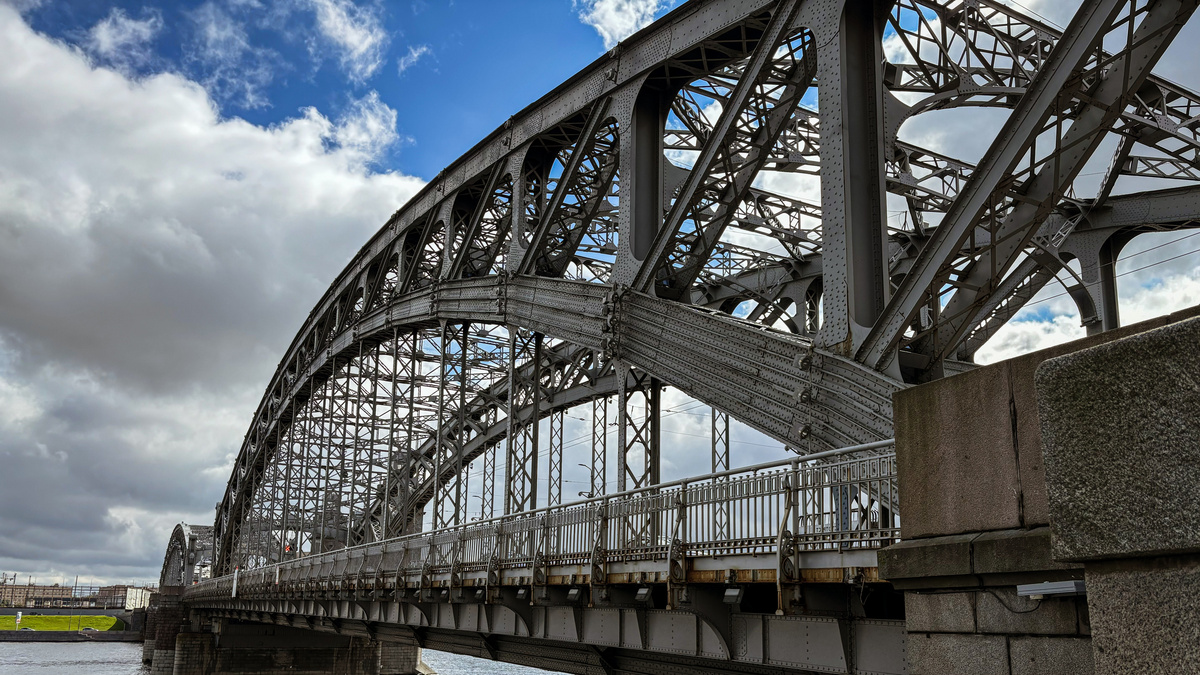 Вы, наверняка, узнали этот мост. На мой взгляд, это самый эпичный, самый характерный и даже самый романтичный мост в Северной столице.