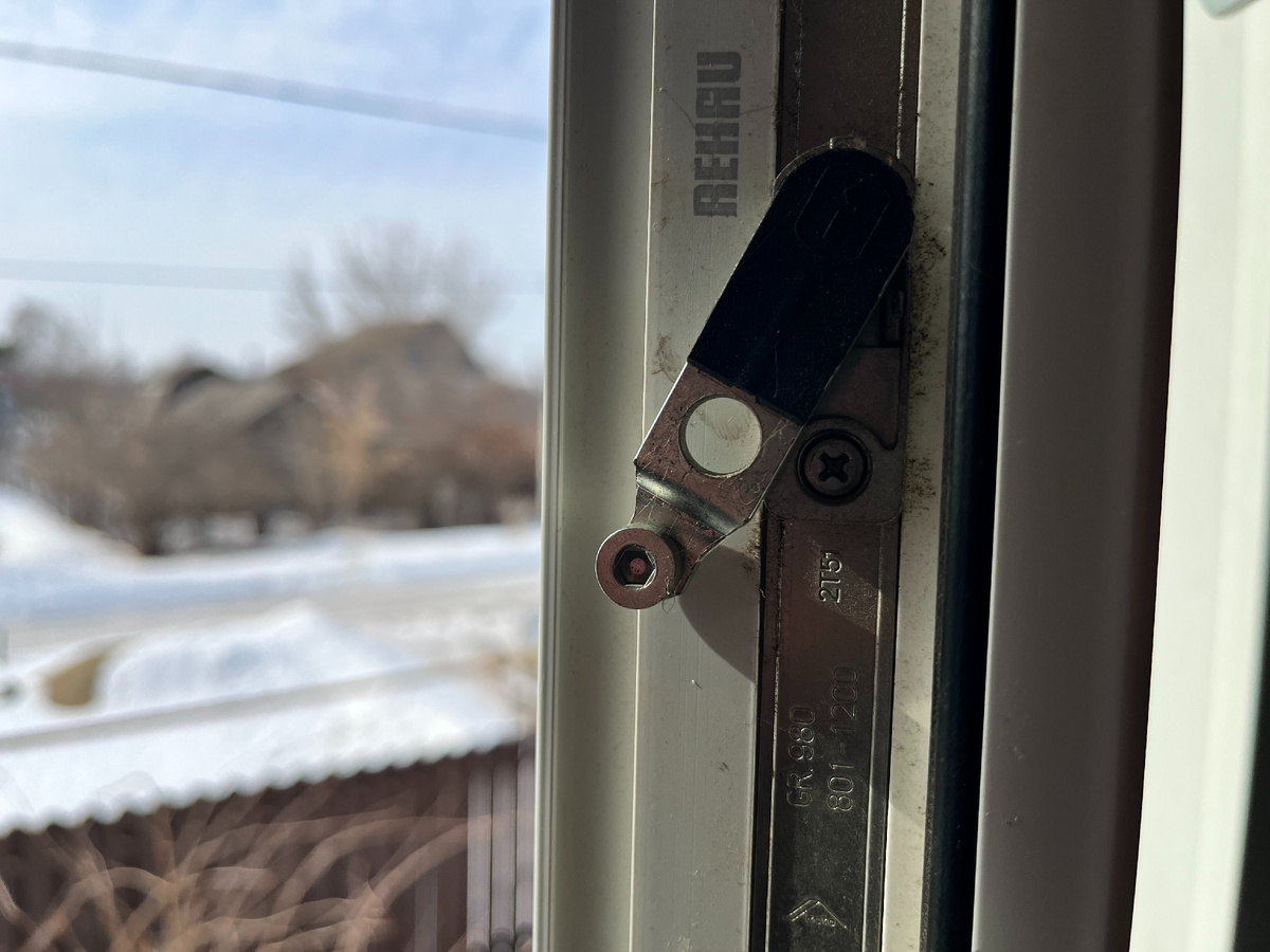 Блокиратор ошибочного действия и он же осуществляет функцию приподнимателя оконной створки в случае закрытия. Регулируется с таким учетом чтобы при закрытии створки окна она слегка приподнималась