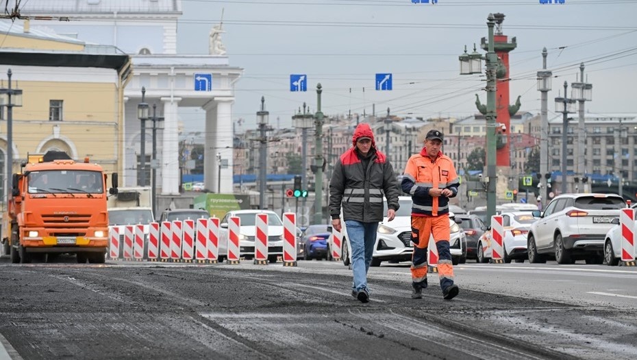    Ремонт дорожного покрытия на Дворцовом мосту. Автор фото: Сергей Ермохин/"ДП"