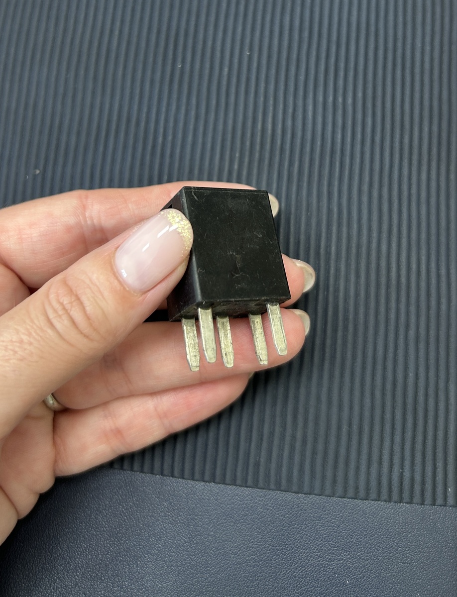 5-контактное реле 301-1С-C-R1 (12 V) 35А/20А - реле аварийной остановки (крайнее правое в верхнем ряду)