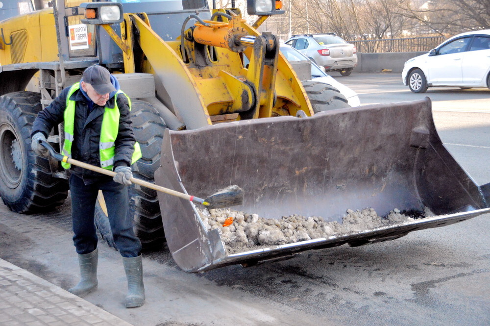 В Твери МБУ «Дороги Твери» ведет работы по весенней очистке дорог