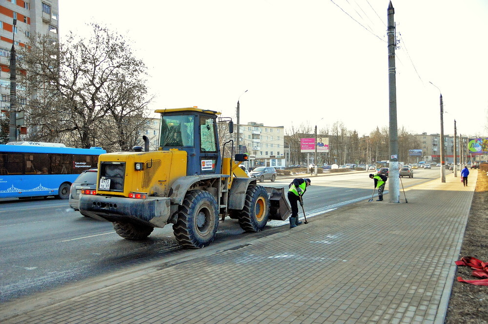 В Твери МБУ «Дороги Твери» ведет работы по весенней очистке дорог