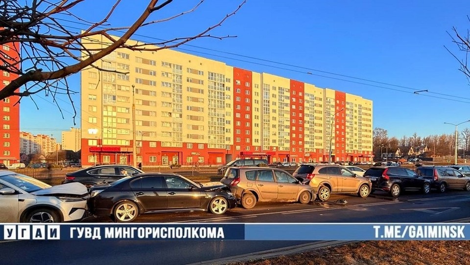   В Минске в массовое ДТП попали шесть авто. Фото: УГАИ ГУВД Мингорисполкома.