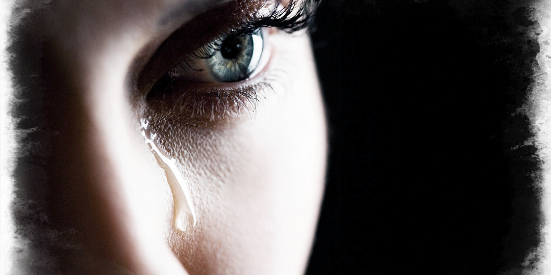 Подслушав разговор мужа с любовницей, жена не стала поднимать шум, а молча вышла из квартиры. Её поступок поверг всех в шок… (1/3)