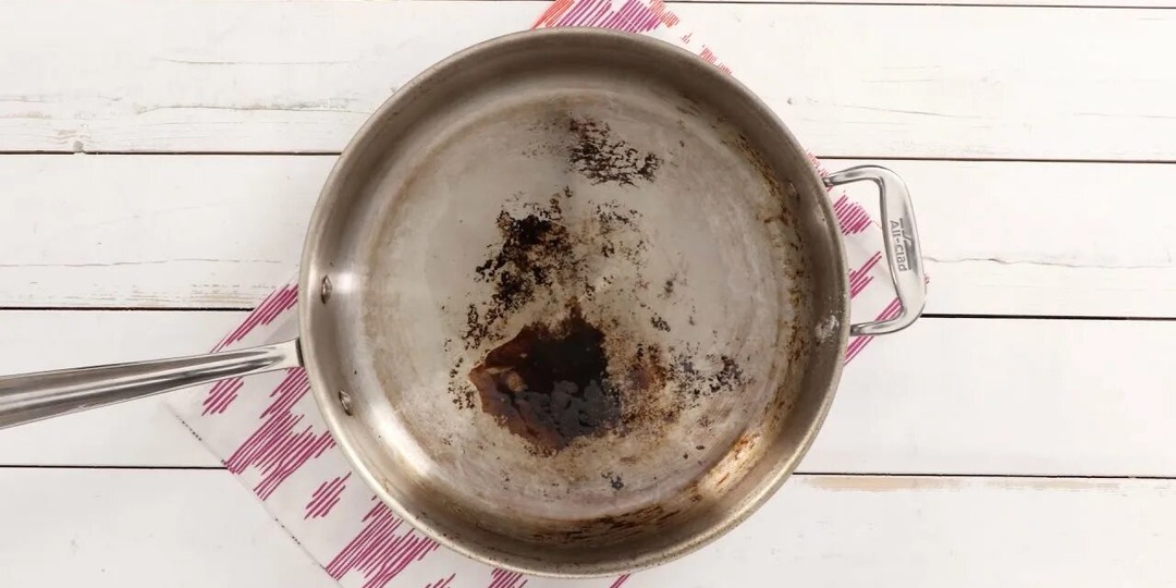 Эту кастрюлю не чистили годами: показываю средство за 100 рублей, которое смыло нагар за 10 минут без трения