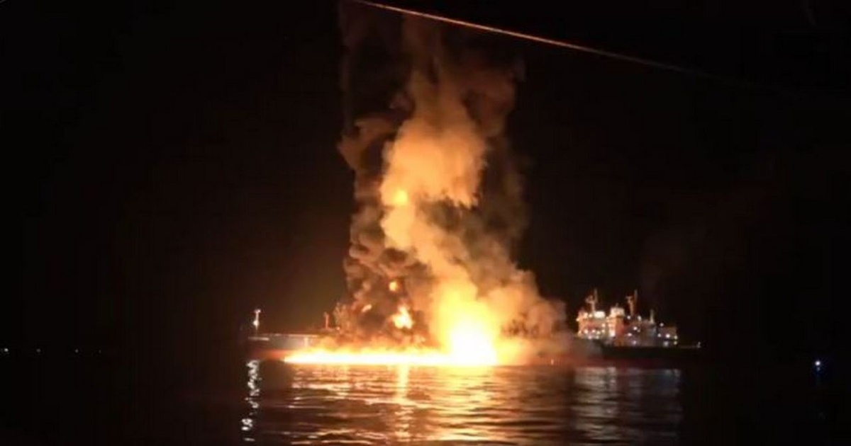    Горящий танкер в Персидском заливе.