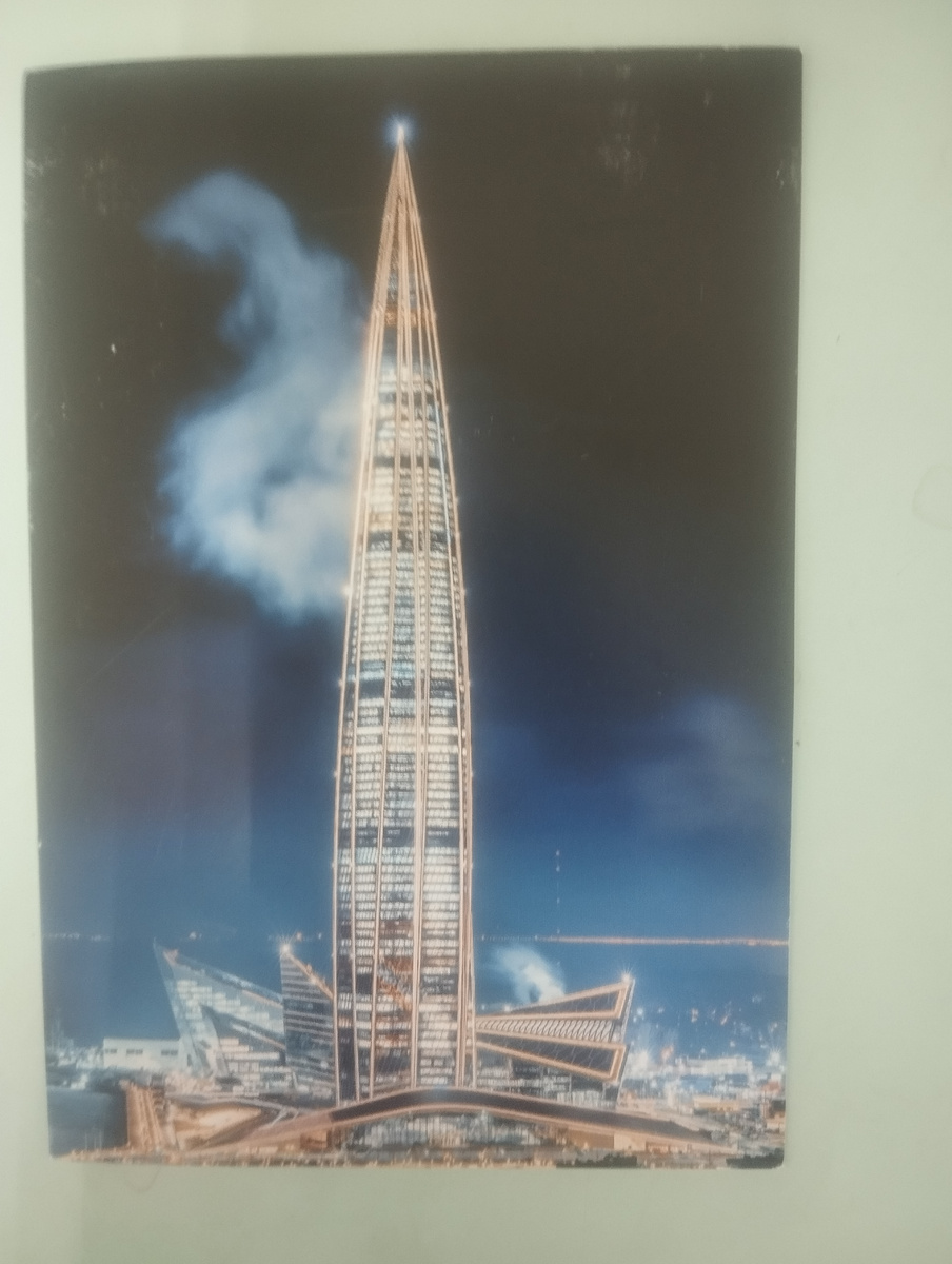 "Привет из Питера!"Забавно, что девочки почтовые решили, что эта открытка прибыла ко мне из-за границы, откуда-то с ОАЭ. Может с Семёновной перепутали мою Андреевну😄