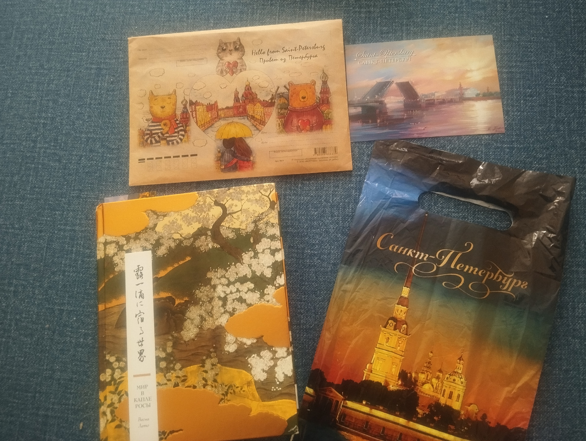 " Мир в капле росы" - подарочное издание, которое просто приятно держать в руках, и милые мелочи дополнительно