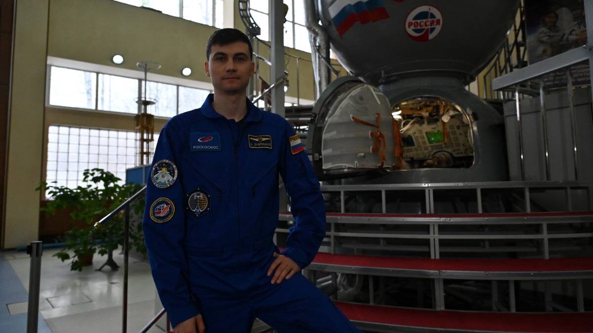    Космонавт-испытатель Алексей Зубрицкий около одного из тренажерных комплексов пилотируемого корабля «Союз», на котором уже прошедшие отбор в отряд космонавты перед настоящим полетом отрабатывают различные экстренные ситуации / Фото: Александр Кочубей / Вечерняя Москва