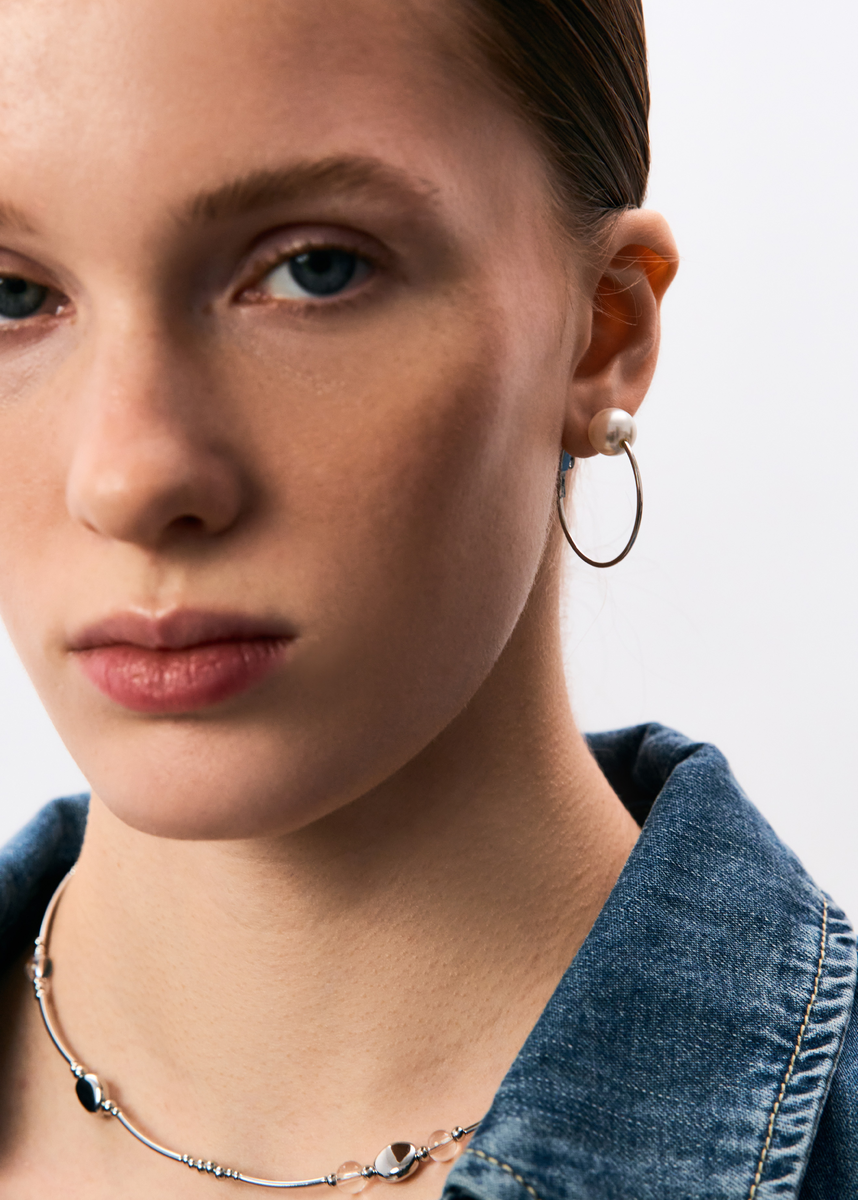 Серебристые серьги-кольца с белыми бусинами Aloud арт. 74990