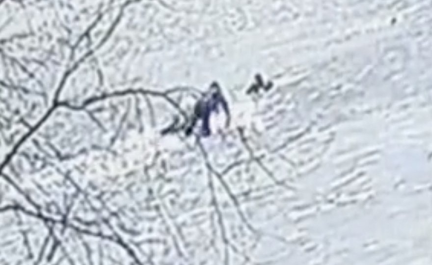 Две школьницы провалились под лед в российском городе