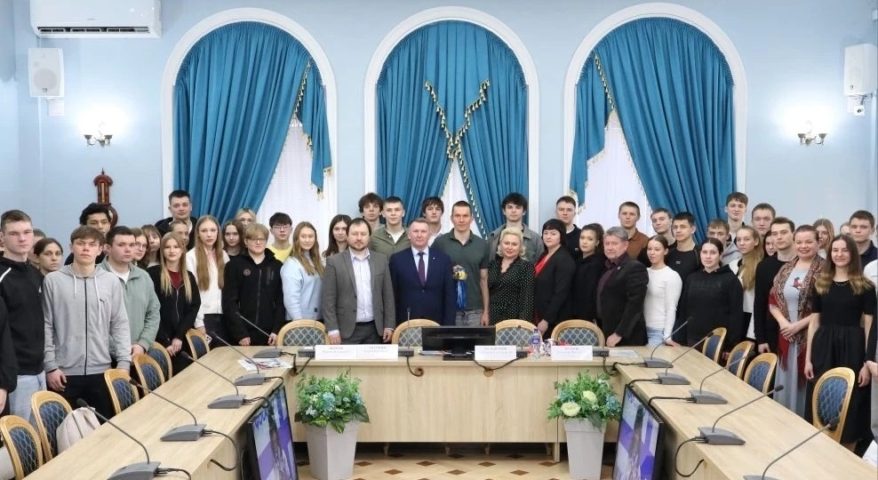 Александр Большунов и его пресс-конференция в родном вузе