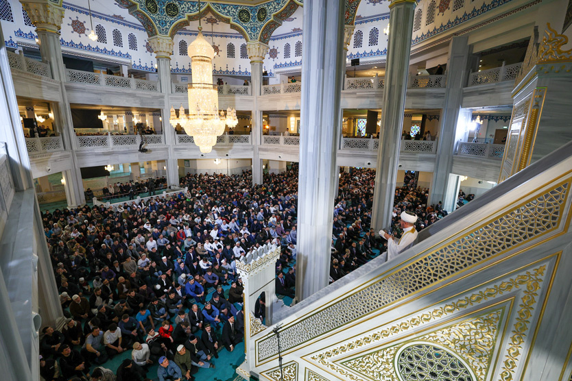 Коллективная молитва на Ураза-байрам
 Фото: Сергей Булкин / ТАСС