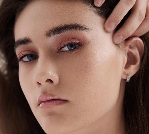 Монохромный макияж: стильный акцент на одном цвете