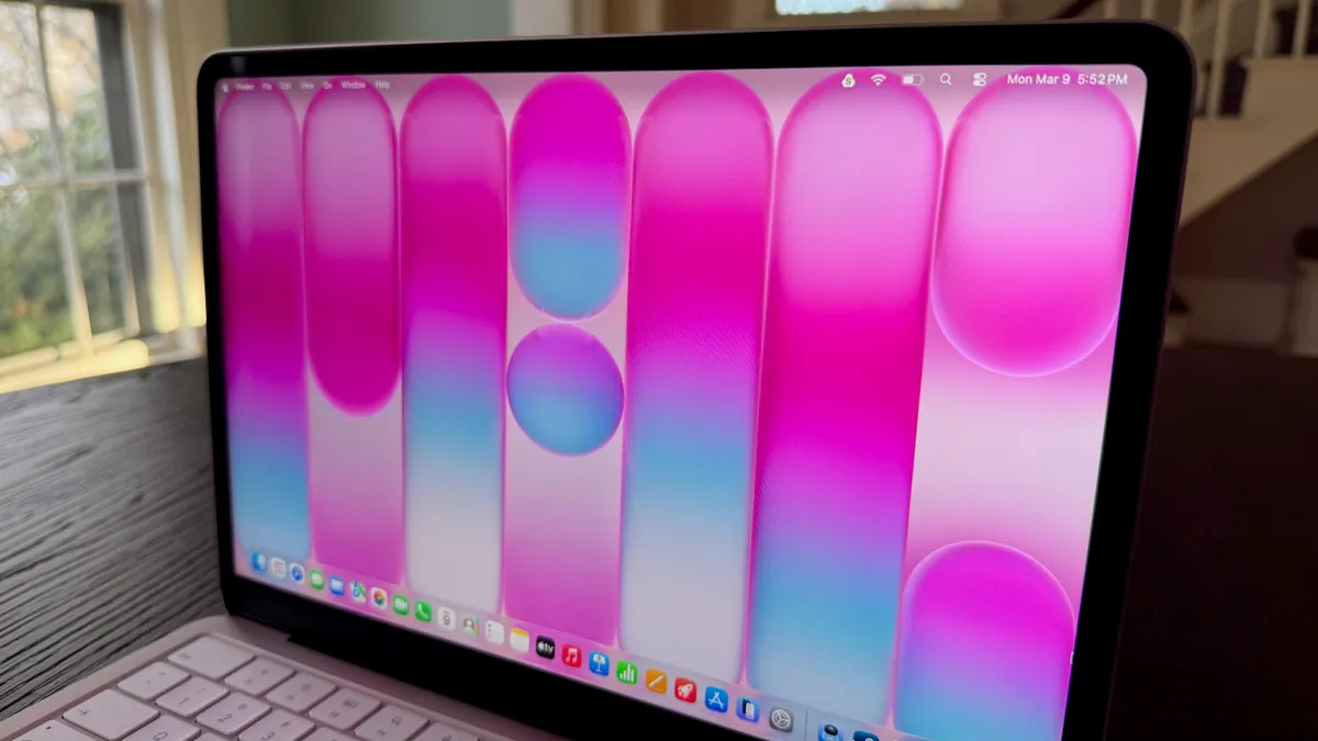    У MacBook Neo нет чёлки, а вместе с ней не нашлось место и светодиоду. Изображение: cnet.com